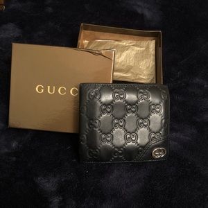 GUCCI Bi-Fold men’s embossed wallet